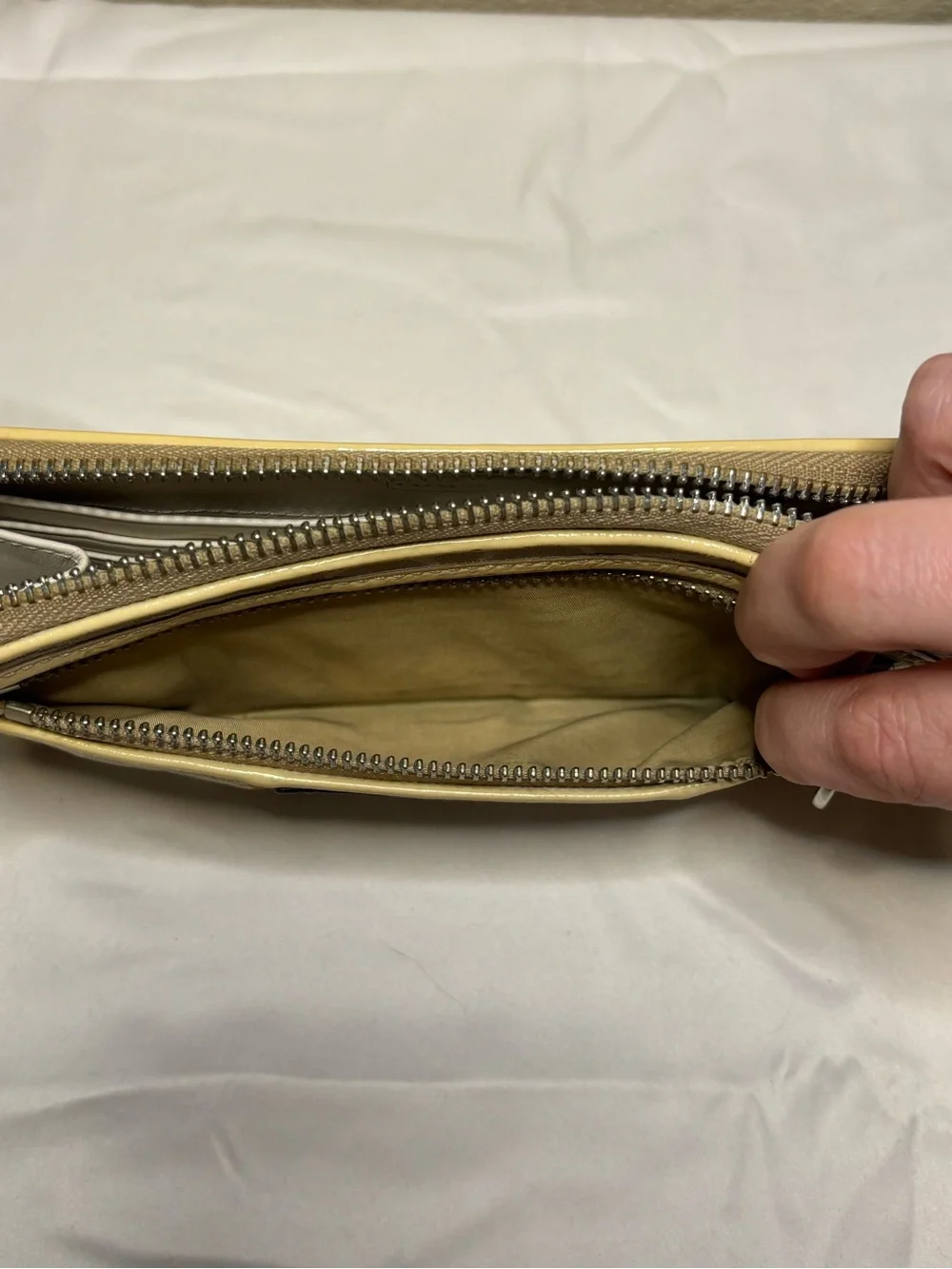 Vintage Coach Beige Signature Poppy Canvas Wristlet wallet